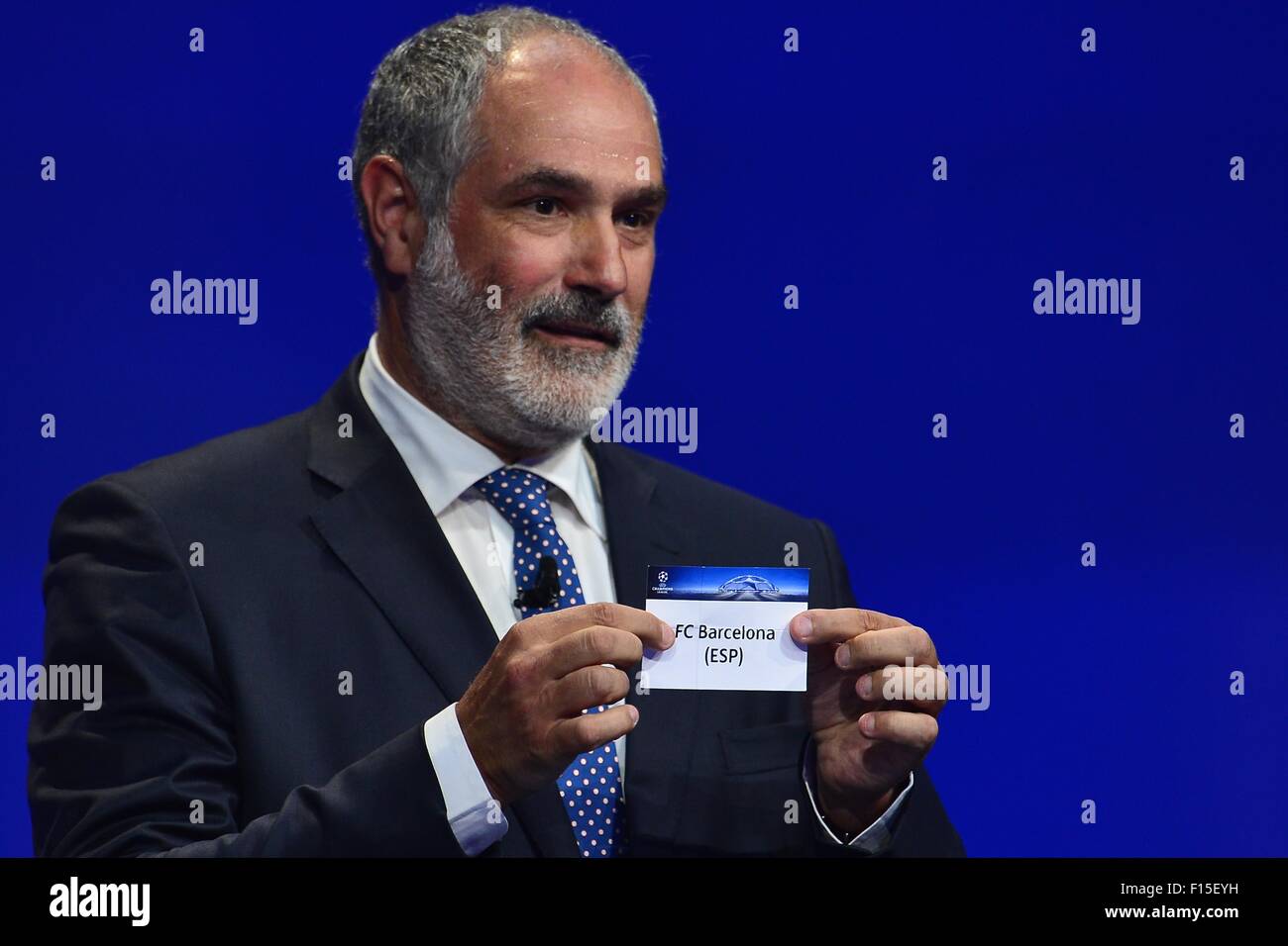 Monaco, Monaco. Août 27, 2015. ANDONI ZUBIZARRETA indique le résultat tirage du FC Barcelone au cours de l'UEFA Champions League 2015 - 16 tirages au Grimaldi Forum. © Marcio Machado/ZUMA/Alamy Fil Live News Banque D'Images