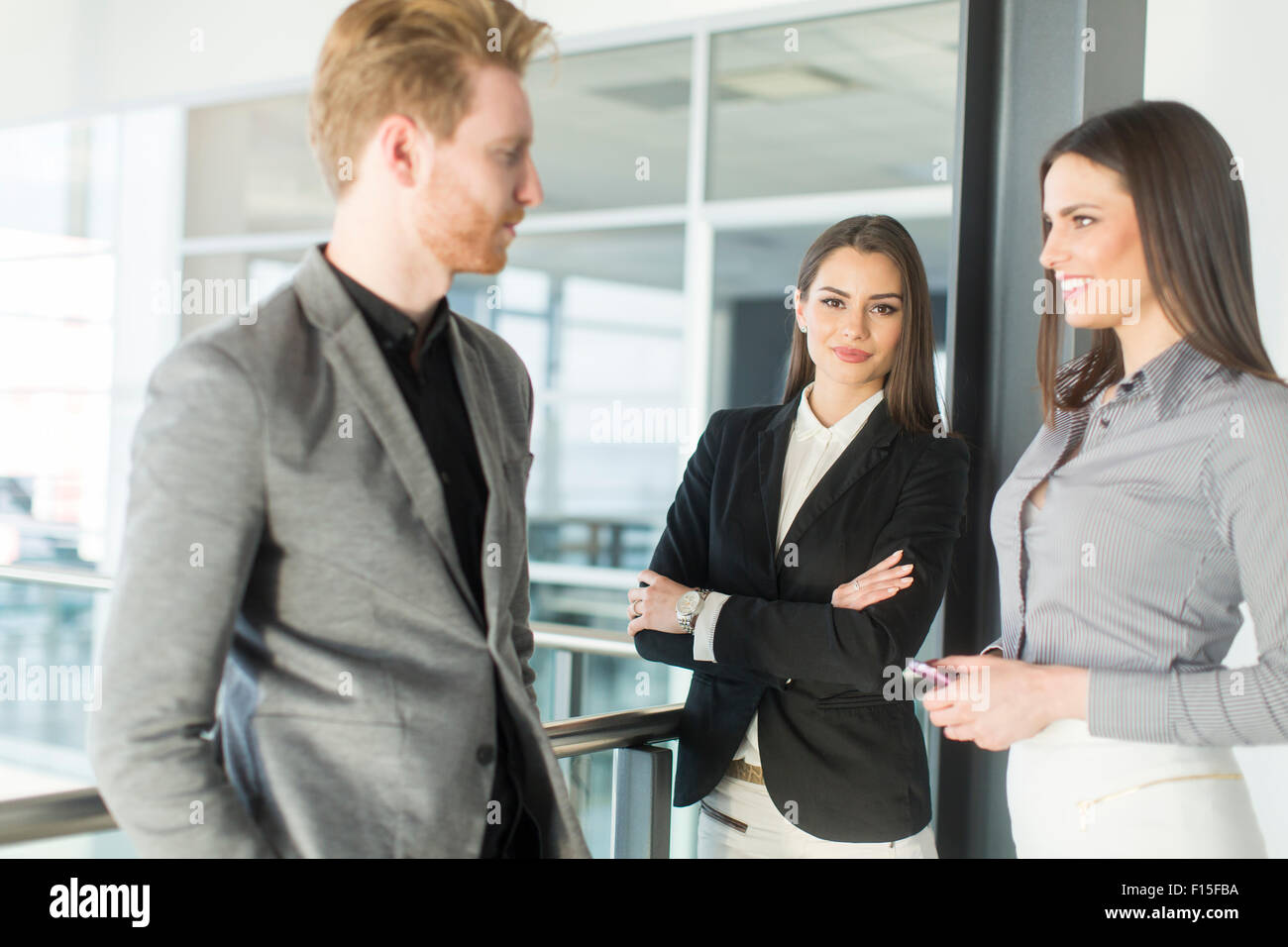 Les jeunes travaillant dans le bureau Banque D'Images