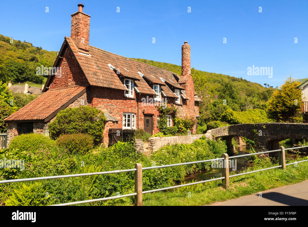 Le pont à cheval et chalet en été dans le pittoresque village Allerford Somerset England UK Banque D'Images