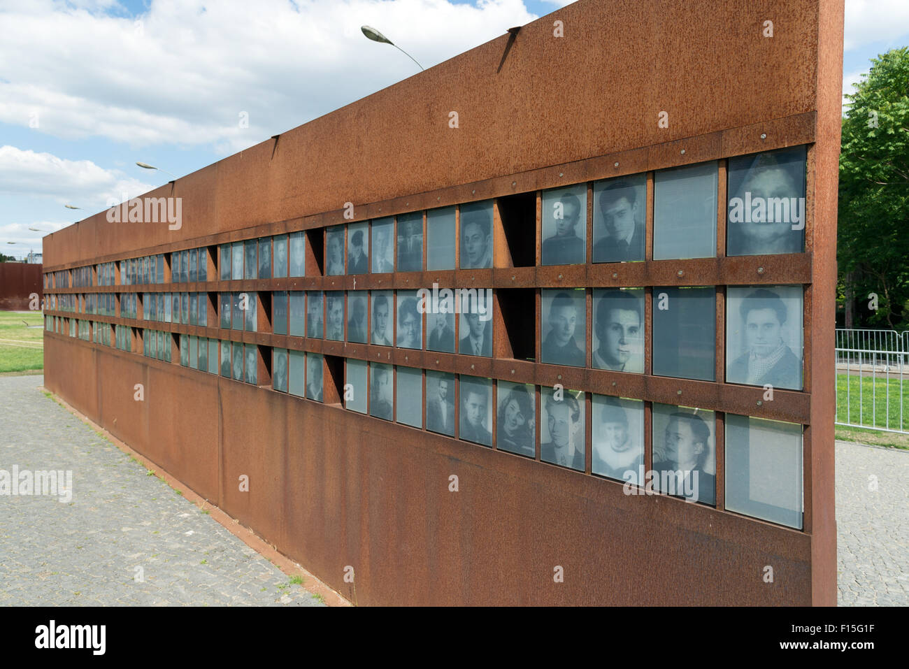 Photos des personnes qui ont été tués en essayant de traverser à l'ouest à la Mémorial du Mur de Berlin, Berlin, Allemagne Banque D'Images