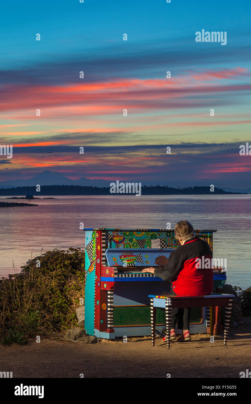 Senior citizen woman playing piano coloré avant le lever du soleil-Victoria, Colombie-Britannique, Canada. Banque D'Images