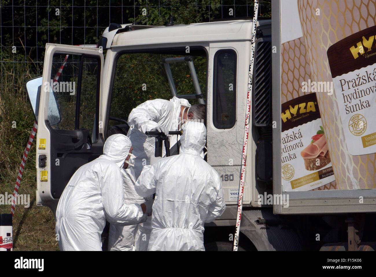 Eisenstadt. Août 27, 2015. Vérifier les enquêteurs le chariot dans lequel des dizaines de cadavres ont été trouvés sur le côté de l'autoroute pour Vienne près de Parndorf, en Autriche, le 27 août 2015. Un camion avec des plaques d'immatriculation hongroise garé sur le côté de l'autoroute pour Vienne tôt jeudi matin, on a découvert des dizaines de cadavres à l'intérieur, la police autrichienne a dit jeudi. Source : Xinhua/Alamy Live News Banque D'Images