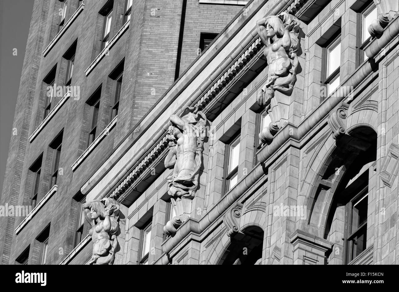 Caryatides en terre cuite sur la façade de la tour Soleil Beaux-Arts building dans le centre-ville de Vancouver, Colombie-Britannique, Canada Banque D'Images