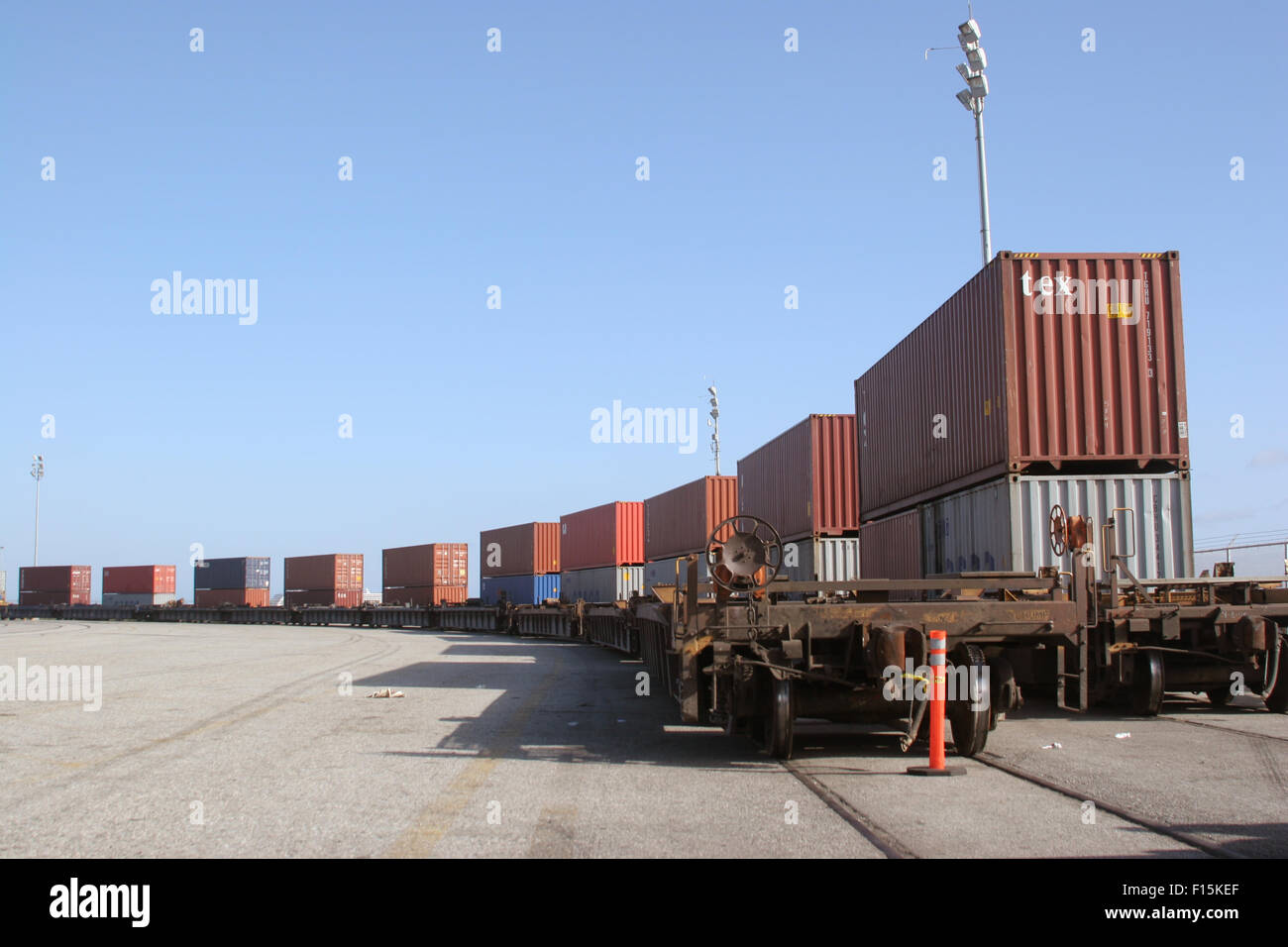 Installation de conteneurs ferroviaires on dock Banque D'Images