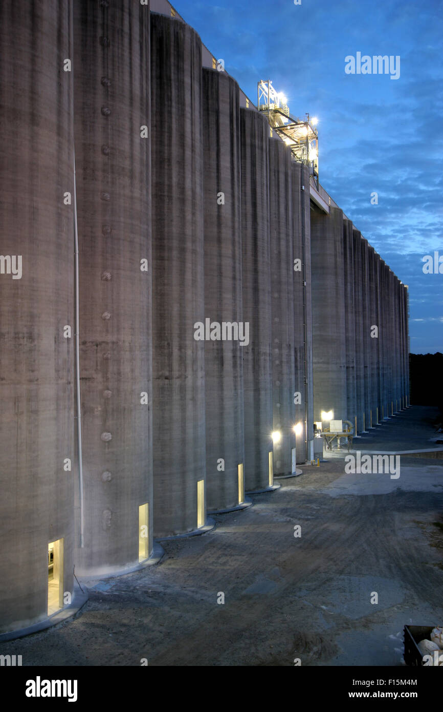 Les silos à grains au crépuscule Banque D'Images