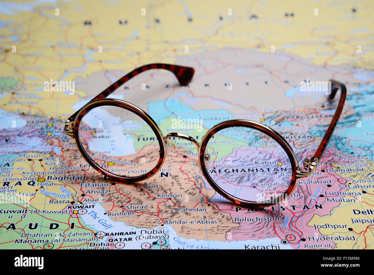 Verres sur une carte de l'Asie - Afghanistan Banque D'Images