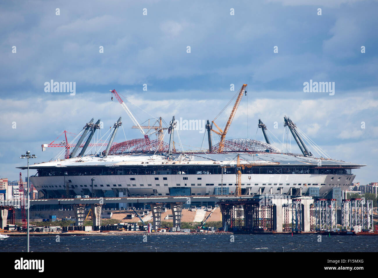 Le nouveau stade de football Stade Zenit en construction dans la partie ouest de l'Île Krestovsky Saint Pétersbourg en 2015 Banque D'Images