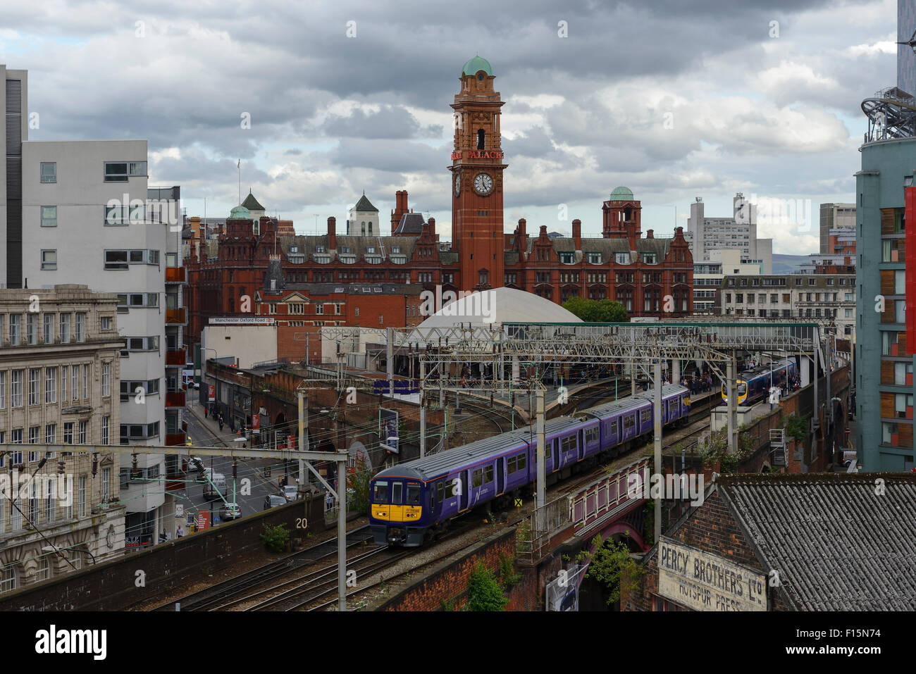 Un train de banlieue du nord train quitte la gare Manchester Oxford Road dans le centre-ville de Manchester UK Banque D'Images