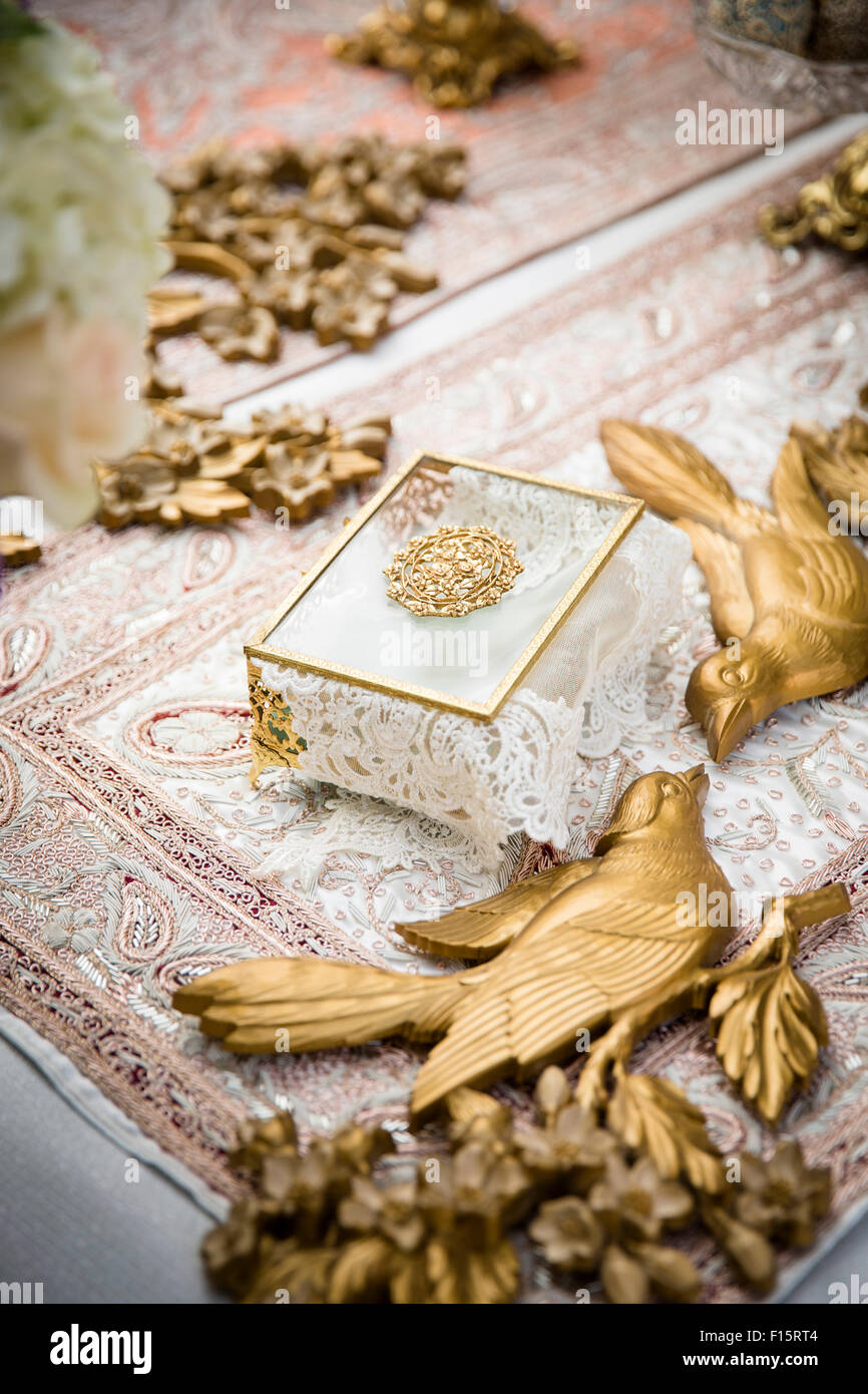 Les oiseaux d'or et fort sur Sofre-ye-Aghd perse à la cérémonie du mariage Banque D'Images