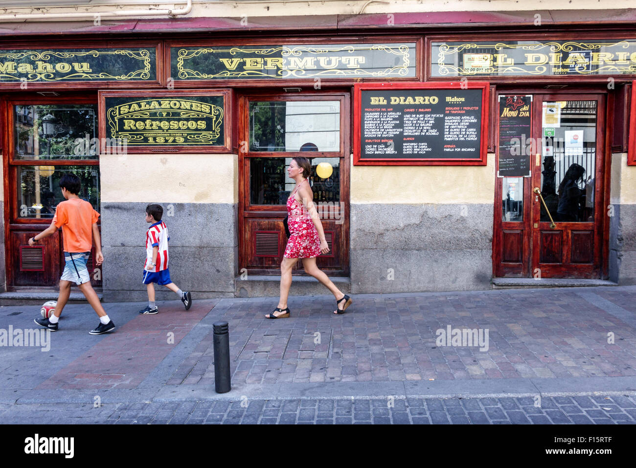 Madrid Espagne,Europe,Espagnol,Hispanic Latin Latino immigrés ethniques minorités,Centro,Barrio de las Letras,quartier,Calle de Las Huertas,E Banque D'Images