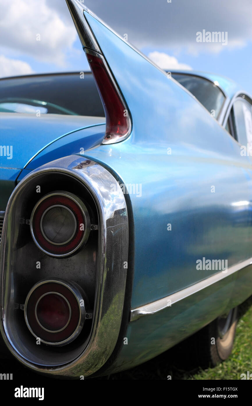 Queue bleu et les feux de freinage d'une voiture américaine vintage. Banque D'Images