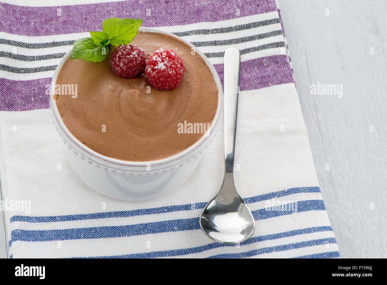 Régime paléo Dessert style fait de chocolat noir, les Œufs et le lait de coco Banque D'Images