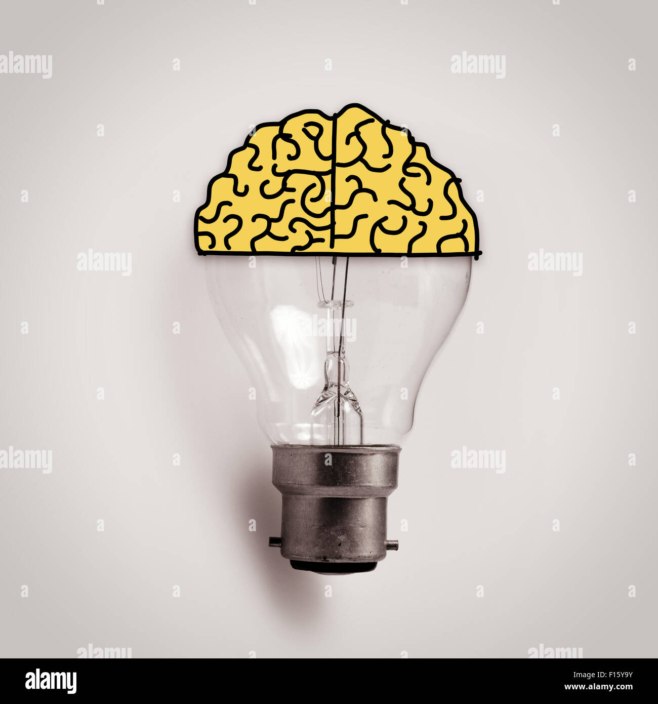 Ampoule avec hand drawn cerveau comme idée créative concept Banque D'Images
