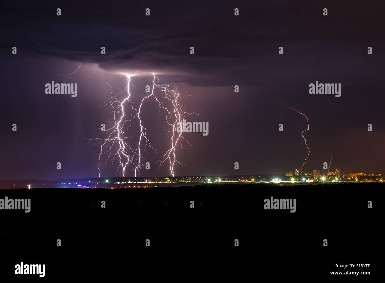 La foudre thunder de nuit sur la ville vue du ciel Banque D'Images