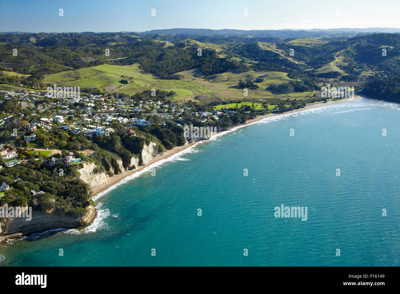 Plage d'Orewa, Hatfield, Hibiscus Coast, au nord de l'île du nord, Auckland, Nouvelle-Zélande - vue aérienne Banque D'Images