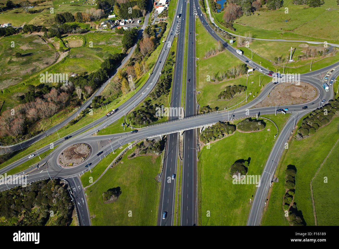 Le nord de l'autoroute jusqu'à Woburn, North Auckland, île du Nord, Nouvelle-Zélande - vue aérienne Banque D'Images