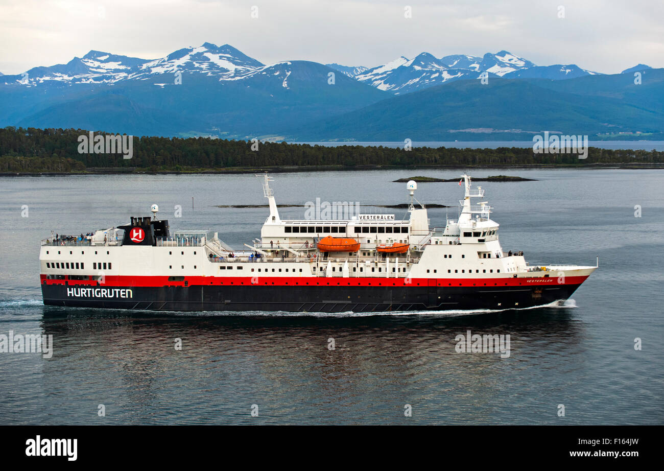 Navire à passagers Hurtigruten MS Vesterålen sans petrole dans le Romsdalsfjord près de Molde, le comté de Møre og Romsdal (Norvège) Banque D'Images