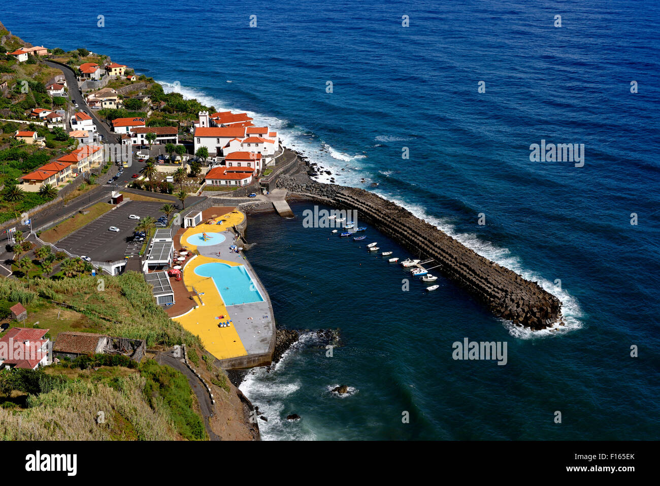 Vue sur la ville et le port, côte nord, Ponta Delgada, Madère, Portugal Banque D'Images