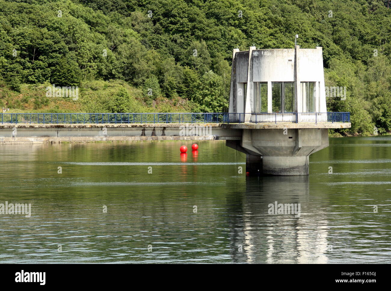 Au barrage du réservoir (Eau d' heure) dans les Ardennes Belges Banque D'Images