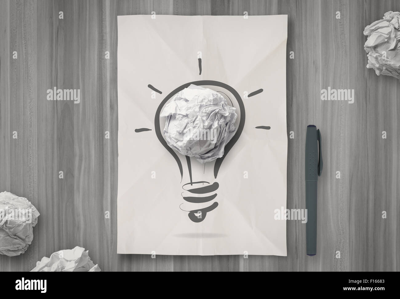 Ampoule Lumière sur papier froissé comme concept créatif Banque D'Images
