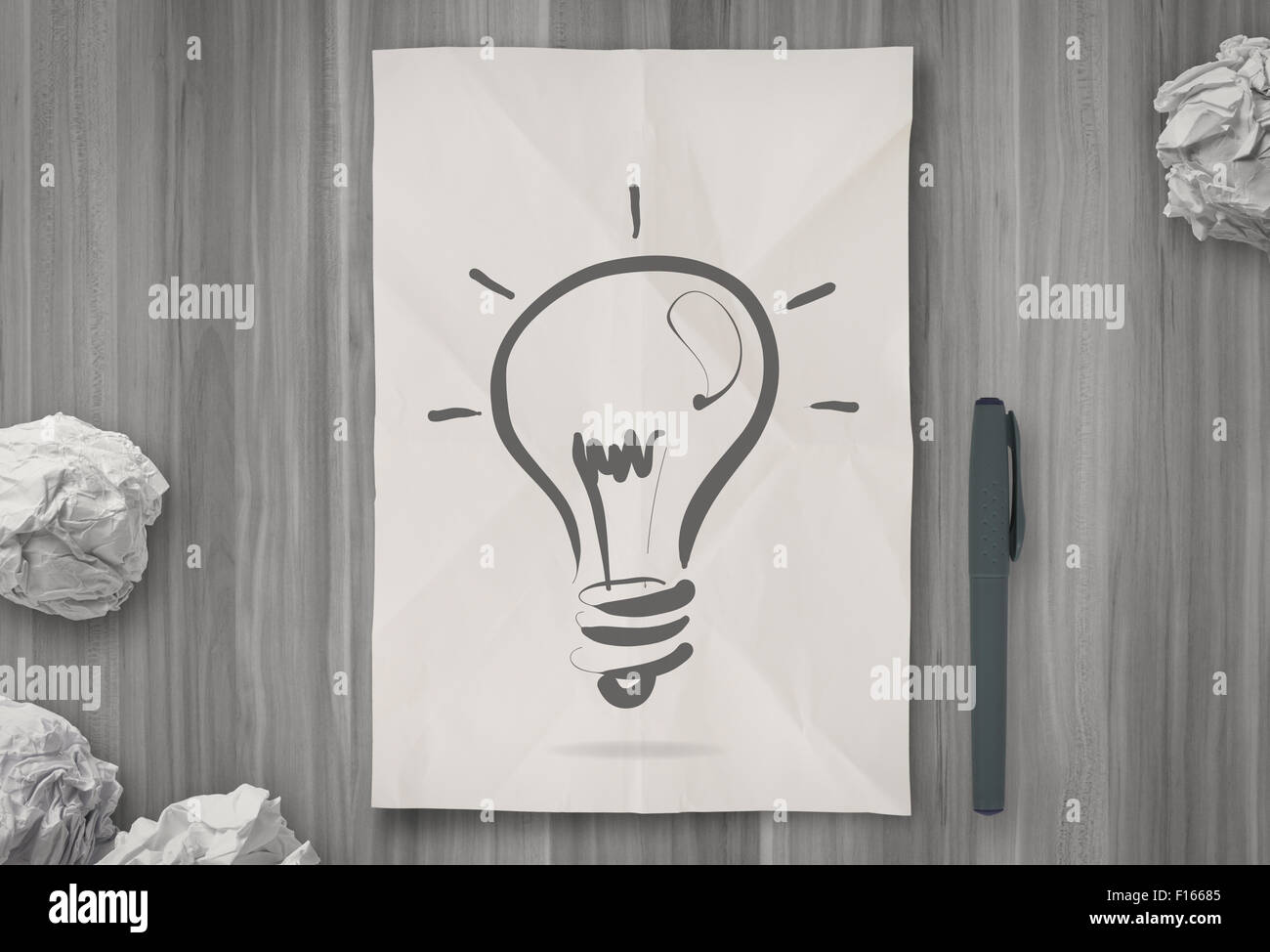 Ampoule Lumière sur papier froissé comme concept créatif Banque D'Images
