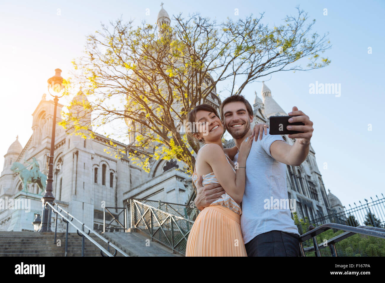 Paris, en couple à Montmartre Banque D'Images