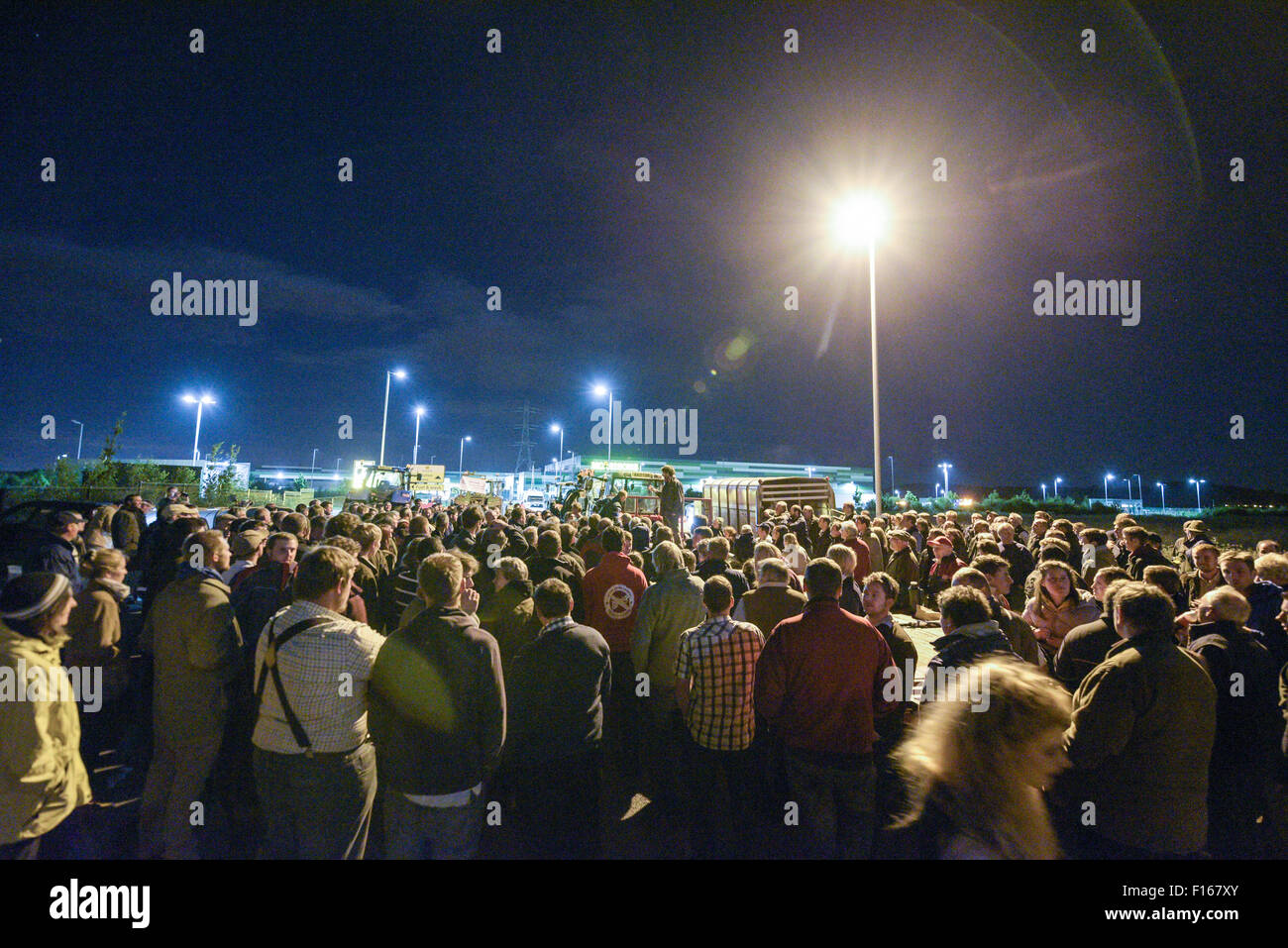 Bridgwater, UK. 27 août, 2015. James, le trou pour les agriculteurs Somerset coordonnatrice de l'action parle à des centaines d'agriculteurs qui protestaient contre le dépôt de distribution Morrisons à Bridgwater. Crédit : Michael Scott/Alamy Live News Banque D'Images