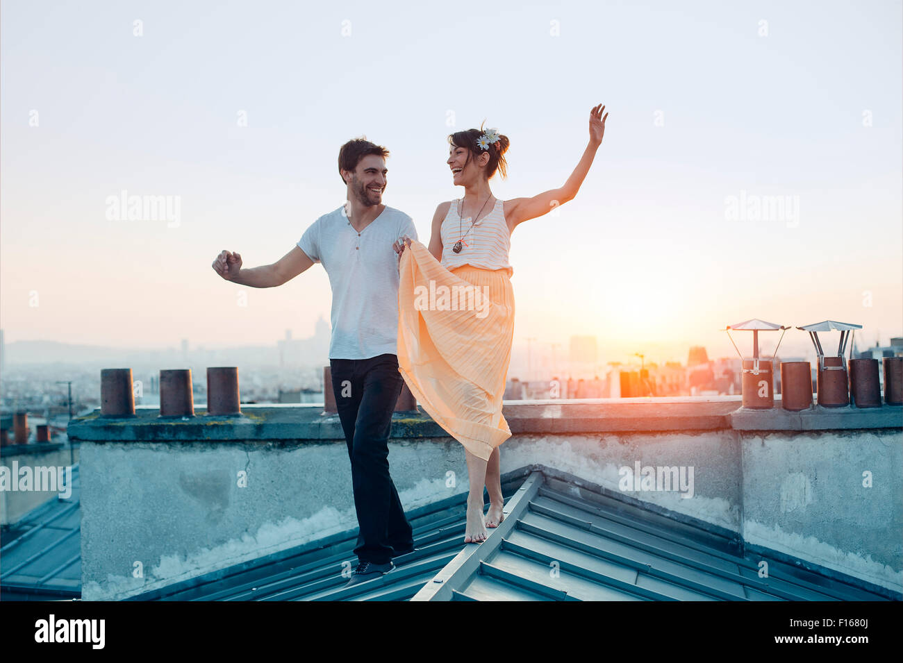 Paris, le couple en train de marcher sur les toits de Paris Banque D'Images
