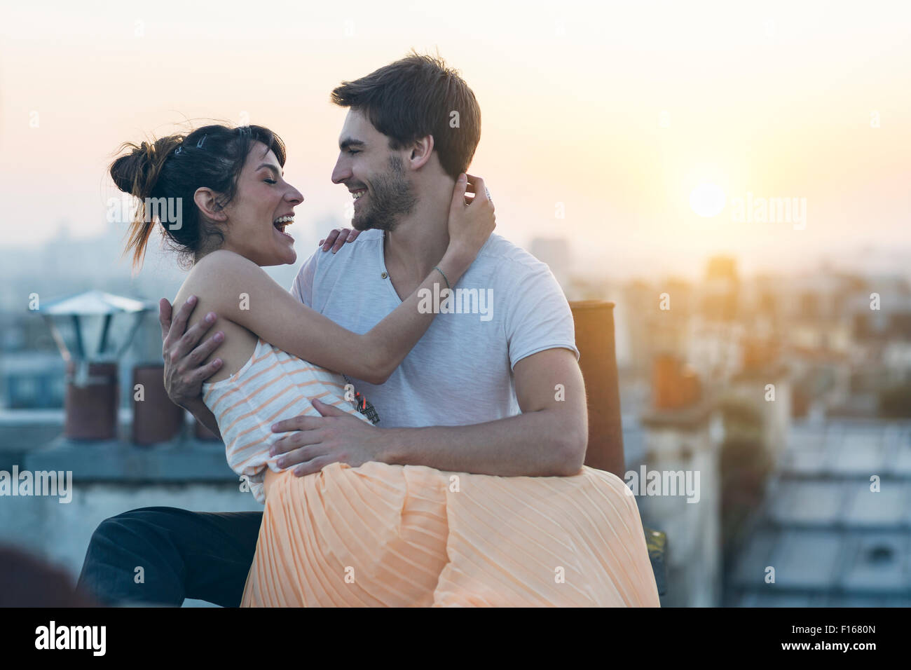 En couple à Paris Banque D'Images