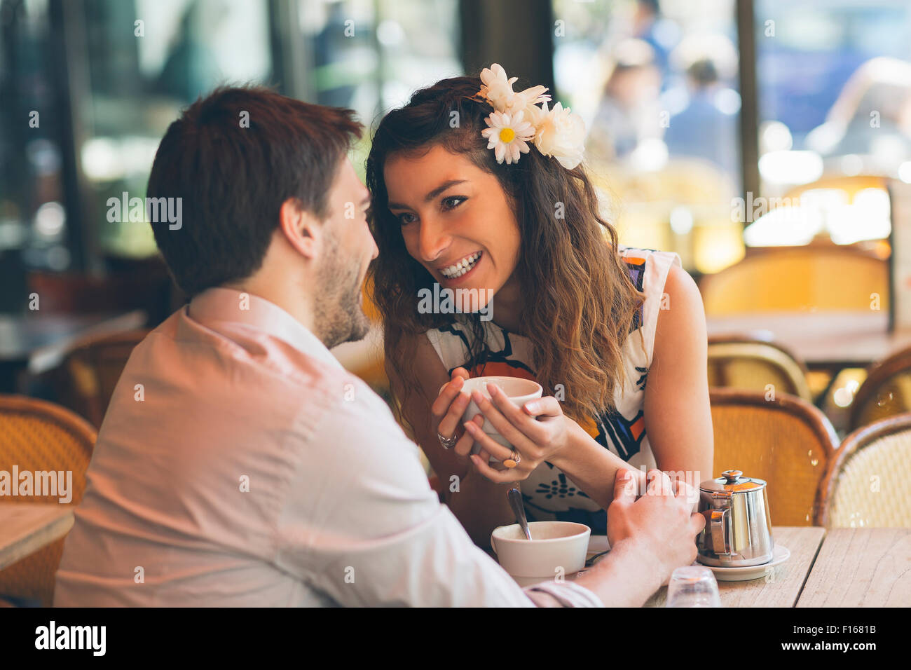 Couple in cafe, Paris Banque D'Images