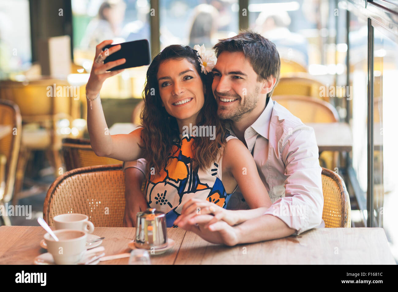 Paris, en couple in Cafe Banque D'Images