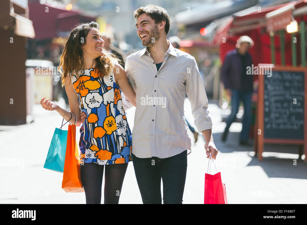 Couple shopping à Paris Banque D'Images