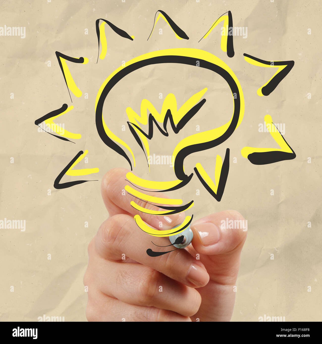 Dessin à la main par une ampoule papier froissé comme concept créatif Banque D'Images