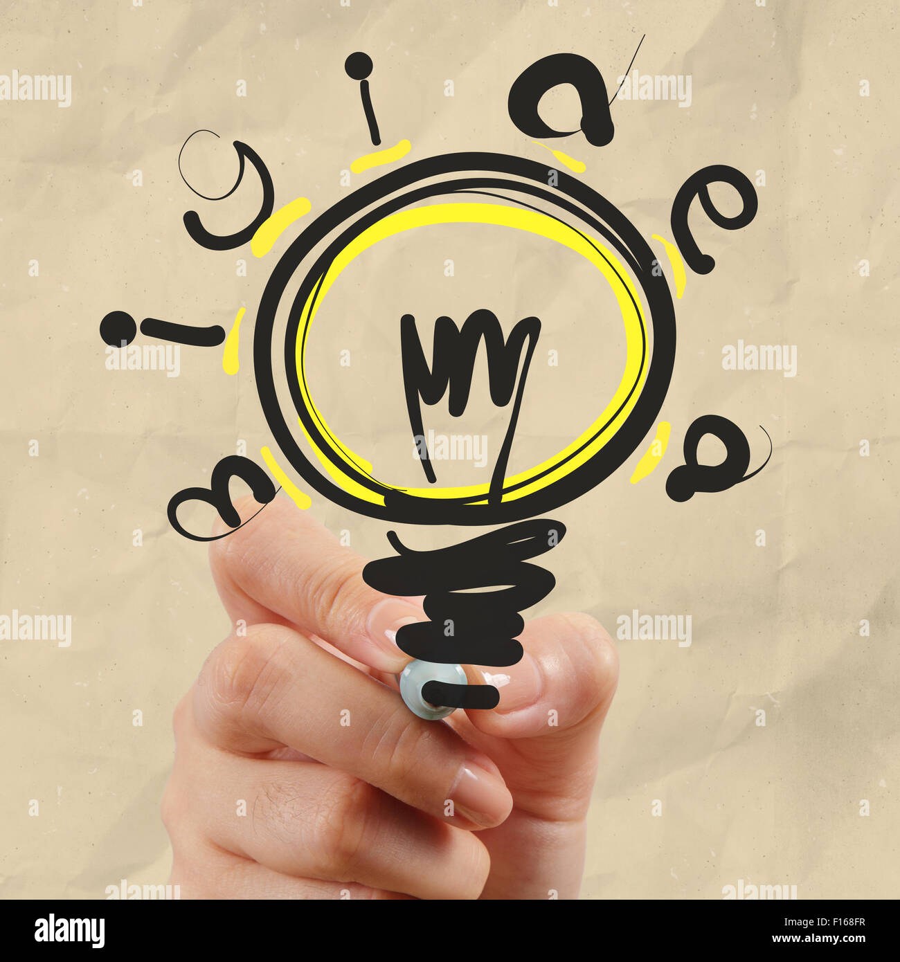 Dessin à la main par une ampoule papier froissé comme concept créatif Banque D'Images