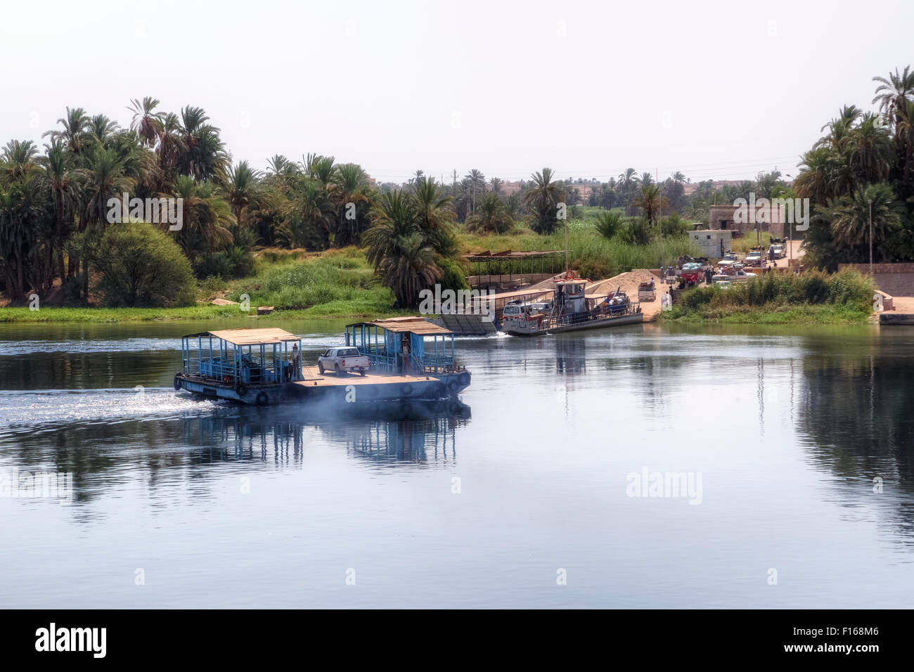 Car-ferry sur le Nil entre Louxor et Assouan Banque D'Images