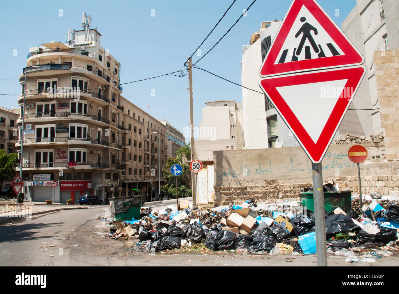 Pile de détritus dans la rue de Beyrouth au Liban Banque D'Images