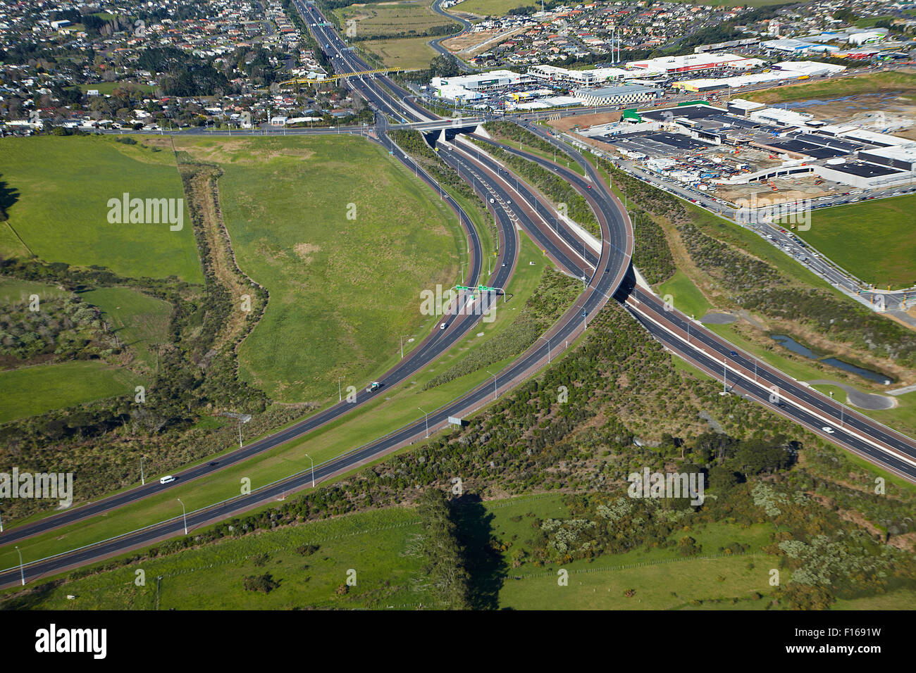 Le port supérieur, autoroute et centre commercial Westgate, Massey, Auckland, île du Nord, Nouvelle-Zélande - vue aérienne Banque D'Images