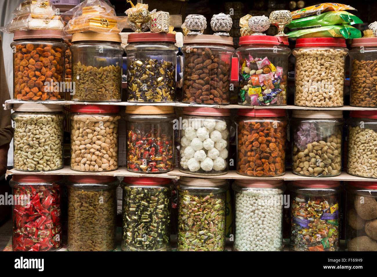 L'Inde, le Jammu-et-Cachemire, Srinagar, vieille ville, Sri Ranbir Gunj bazaar, bocaux de fruits secs à coque et des bonbons Banque D'Images