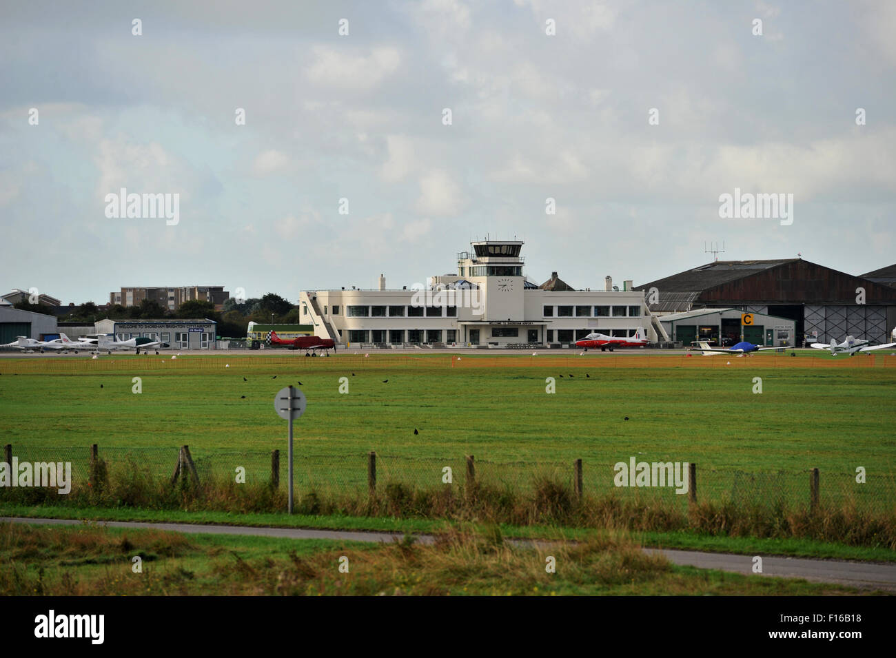 Shoreham, Sussex, UK. 28 août, 2015. L'aéroport de la ville de Brighton est calme ce matin, où il est presque une semaine depuis un jet Hawker Hunter s'est écrasé sur la A27 pendant une exposition dans l'hôtel Shoreham Airshow tuant 11 personnes Crédit : Simon Dack/Alamy Live News Banque D'Images