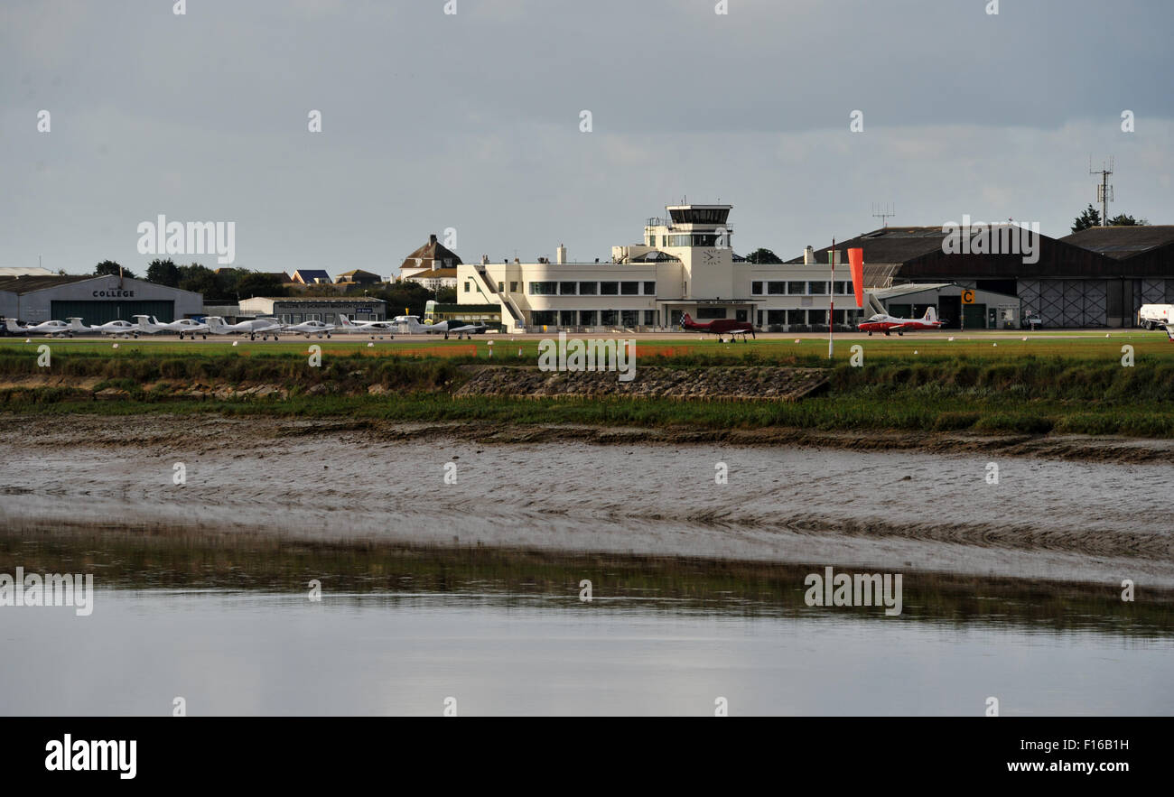 Shoreham, Sussex, UK. 28 août, 2015. L'aéroport de la ville de Brighton est calme ce matin, où il est presque une semaine depuis un jet Hawker Hunter s'est écrasé sur la A27 pendant une exposition dans l'hôtel Shoreham Airshow tuant 11 personnes Crédit : Simon Dack/Alamy Live News Banque D'Images