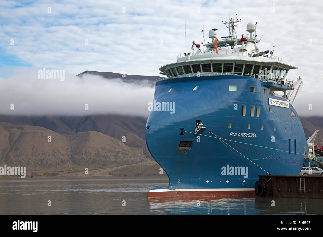 Le navire de recherche et d'enquête 'Polarsyssel" à Longyearbyen, Svalbard. Banque D'Images