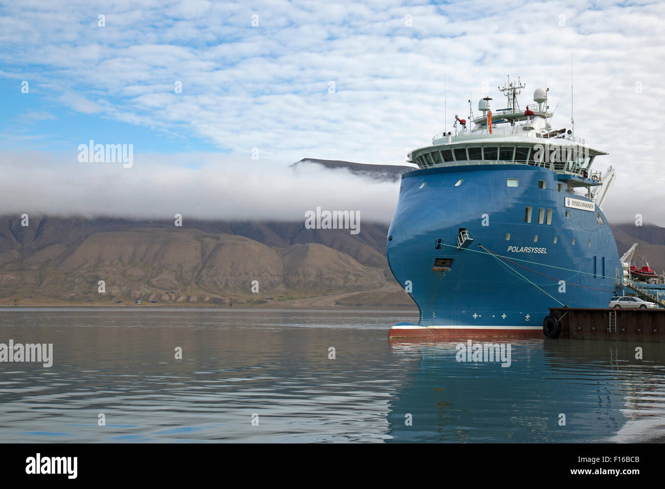 Le navire de recherche et d'enquête 'Polarsyssel" à Longyearbyen, Svalbard. Banque D'Images