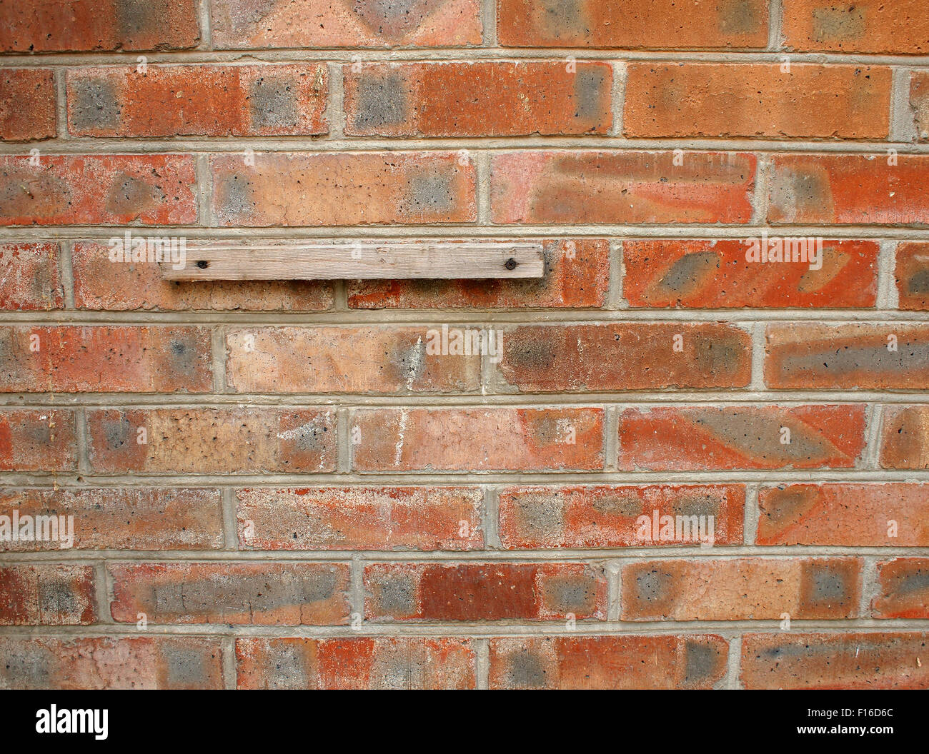 Fragment d'un mur de brique rouge, à laquelle au moyen de vis vissé un  morceau de bois avec une texture naturelle. Wall occupe Photo Stock - Alamy