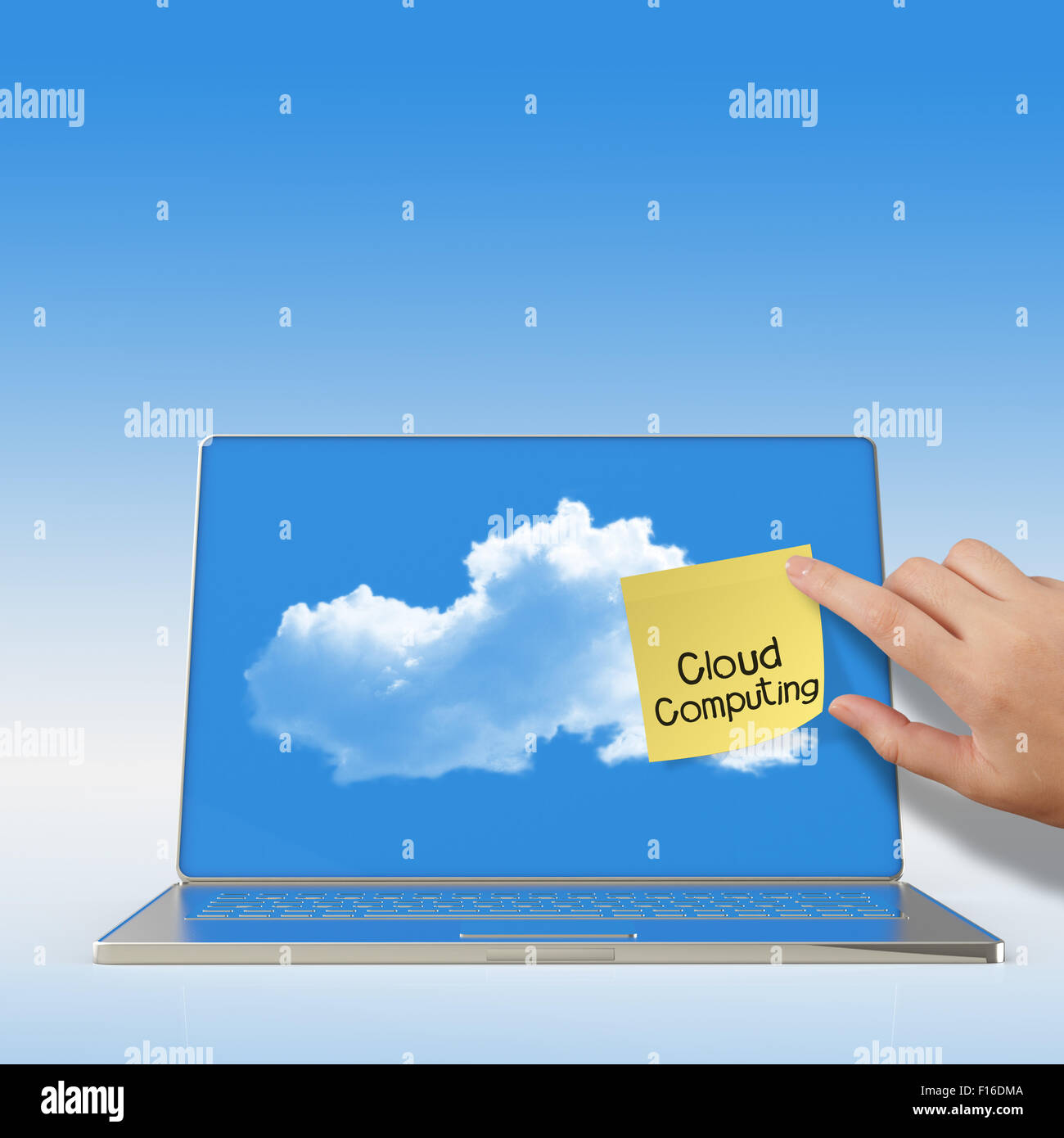 Le Cloud Computing mots sur Post-it avec un ordinateur portable en tant que concept Banque D'Images