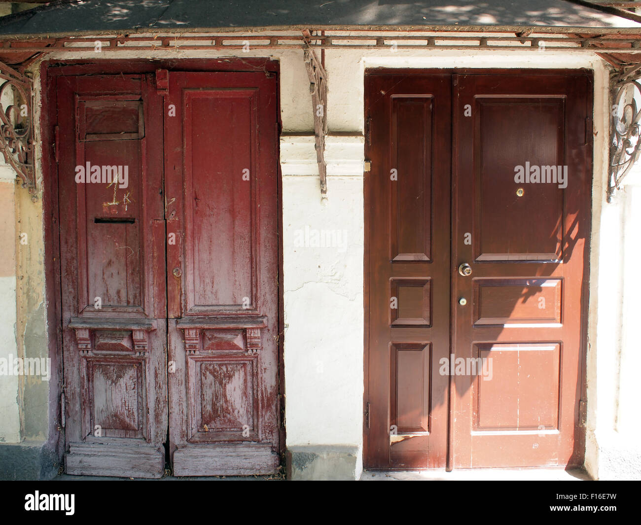 Vieille porte en bois brun et une porte en fer marron neuf situé à côté de l'un sous le porche Banque D'Images