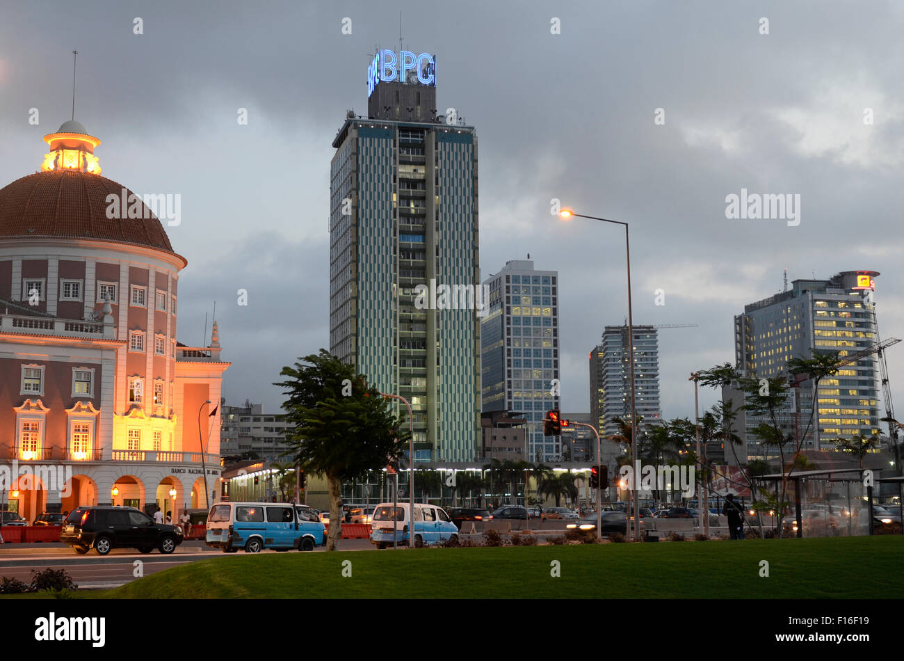 ANGOLA Luanda, la Banque nationale (à gauche) et l'immeuble de bureaux de Sonangol, la compagnie pétrolière nationale (à droite) à la promenade de la mer, en raison de revenus du pétrole et les exportations de diamants un boom de la construction est considérée everwhere et les prix de l'immobilier est extrêmement élevé. Banque D'Images