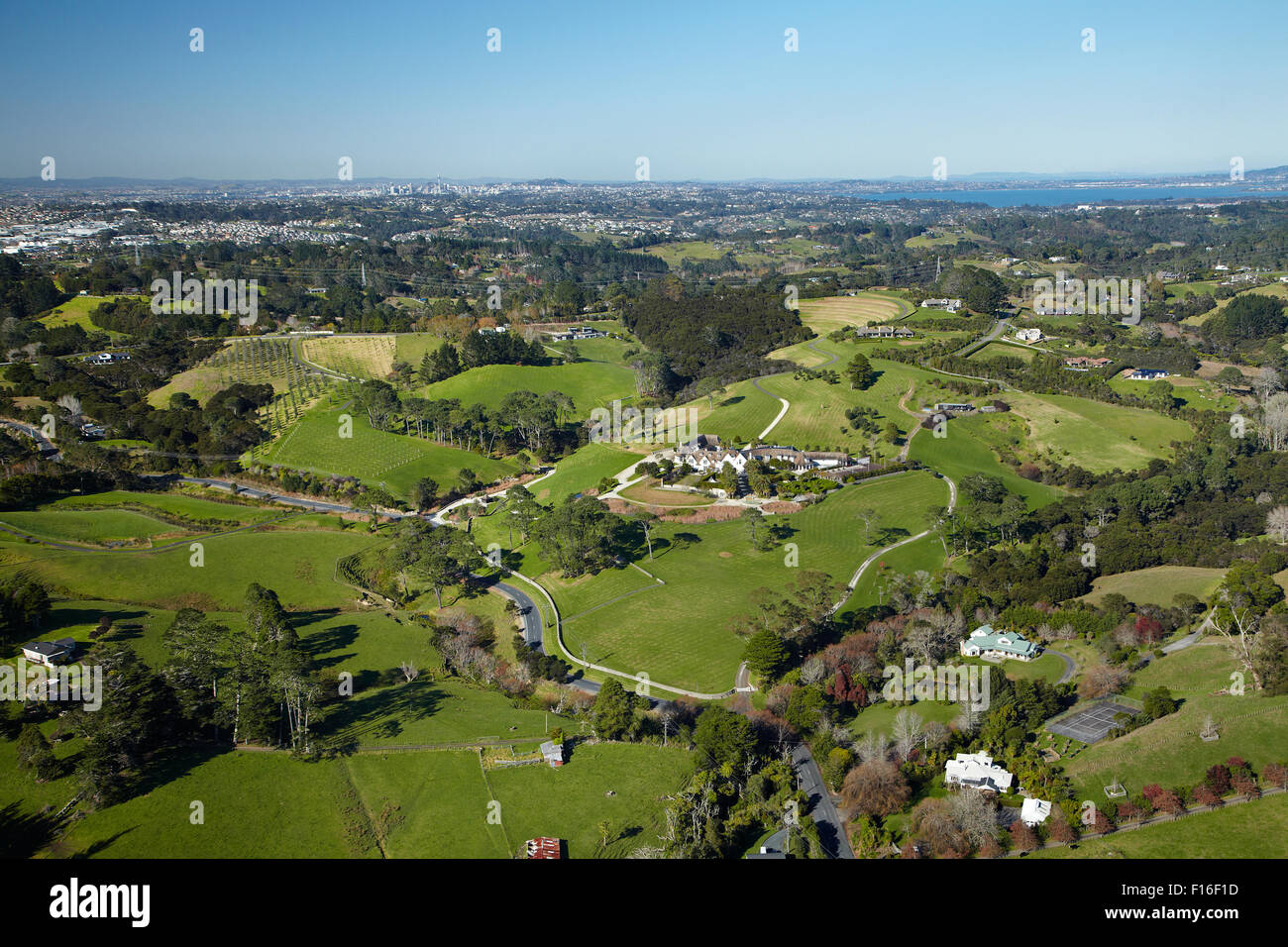 Les terres agricoles et les maisons, Coatesville, Auckland, île du Nord, Nouvelle-Zélande - vue aérienne Banque D'Images