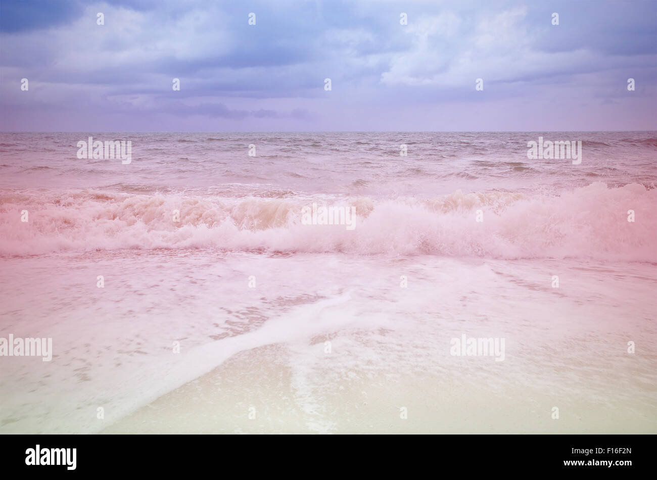 Vintage seaa et plage avec Ciel et nuages de tempête Banque D'Images