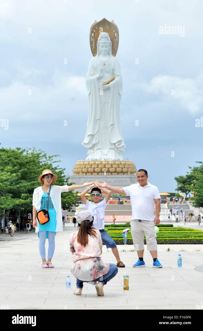 Sanya, province de Hainan en Chine. Août 28, 2015. Les gens prendre des photos avant le 108 mètres de haut statue de bodhisattva Avalokitesvara à Nanshan resort de Sanya, Chine du sud de la province de Hainan, le 28 août 2015. Dans le calendrier lunaire, c'est aujourd'hui le 15e jour du septième mois, qui s'appelle festival Ullambana, certaines activités Bouddhistes se tiendra sur ce jour. Crédit : Yang Guanyu/Xinhua/Alamy Live News Banque D'Images