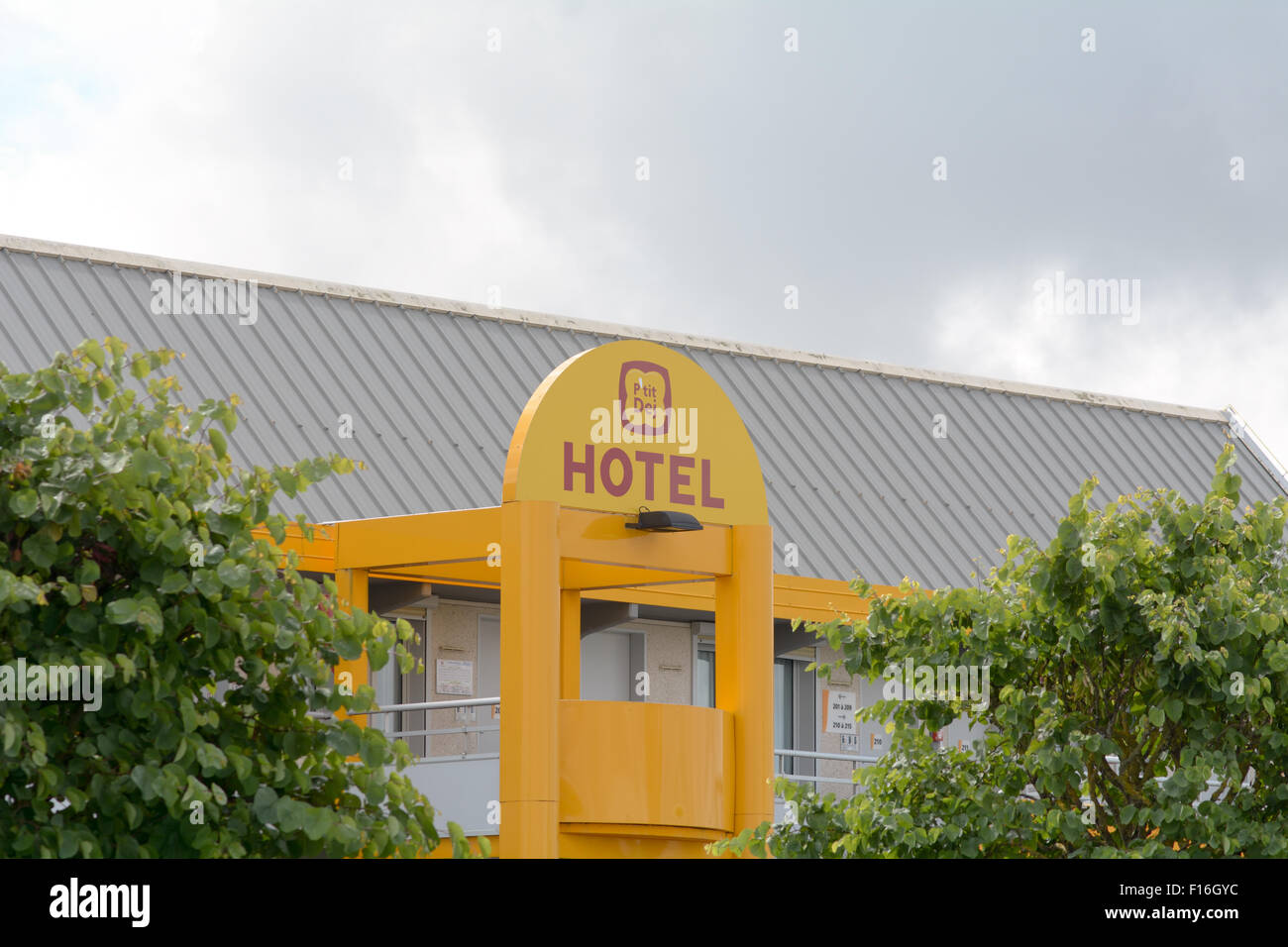 P'tit Dej hôtel avec un panneau jaune en France Banque D'Images